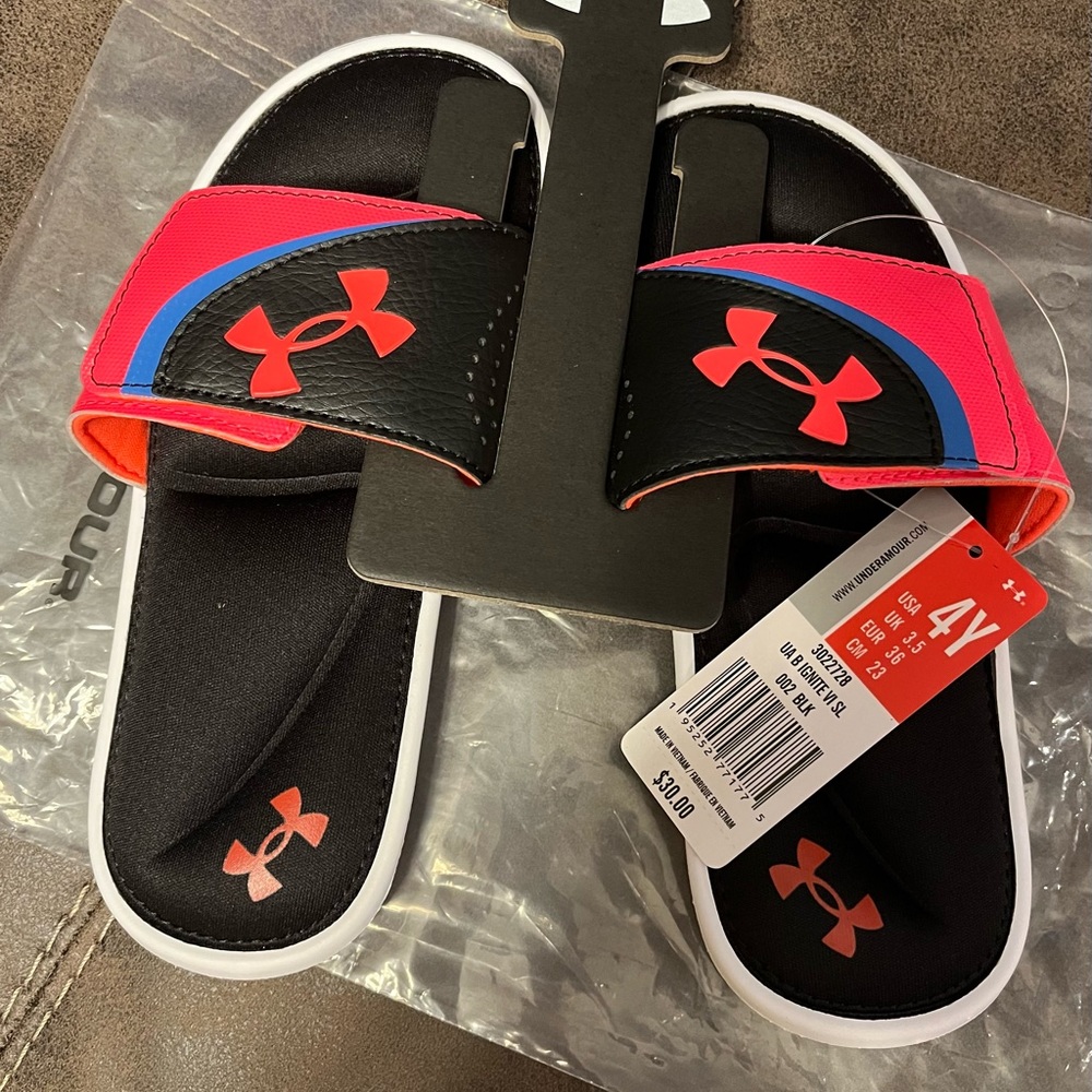 Girls UA slides NWT